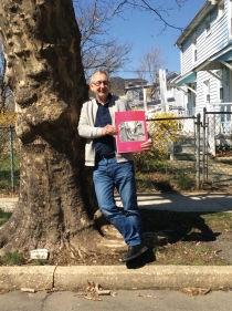 231201 Marc Stakenburg tegen boom bij huis Bruce Springsteen